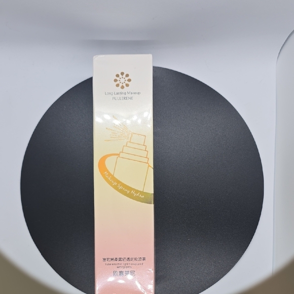 Fullerene Long-Lasting Makeup - Picture 3 of 4